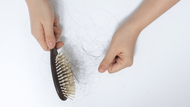 Leia mais sobre o artigo Como prevenir a queda de cabelo na menopausa?